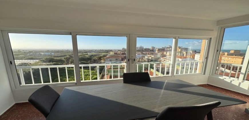 Fabuloso apartamento totalmente reformado se encuentra en la cuarta planta de un edificio con ascensor