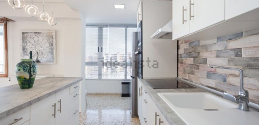 Magnífico apartamento de 100 m2. Ubicado en la tercera planta de un edificio con ascensor.