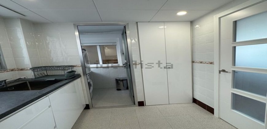 Fabuloso apartamento totalmente reformado se encuentra en la cuarta planta de un edificio con ascensor