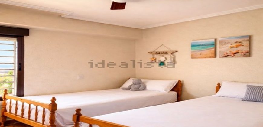 Apartamento totalmente exterior y completamente reformado en primera línea de playa en El Perellonet.