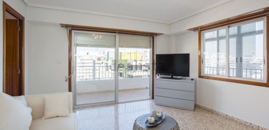 Magnífico apartamento de 100 m2. Ubicado en la tercera planta de un edificio con ascensor.