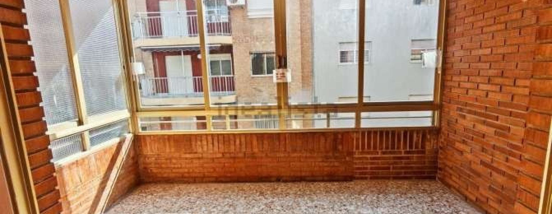 Amplio piso de aproximadamente 90 m², ubicado en la 3ª planta el edificio dispone de ascensor