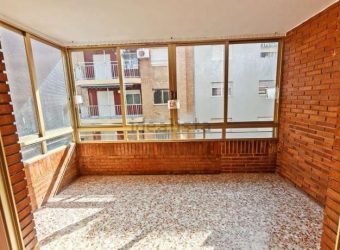 Amplio piso de aproximadamente 90 m², ubicado en la 3ª planta el edificio dispone de ascensor