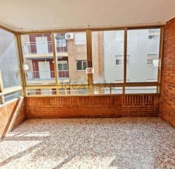 Amplio piso de aproximadamente 90 m², ubicado en la 3ª planta el edificio dispone de ascensor