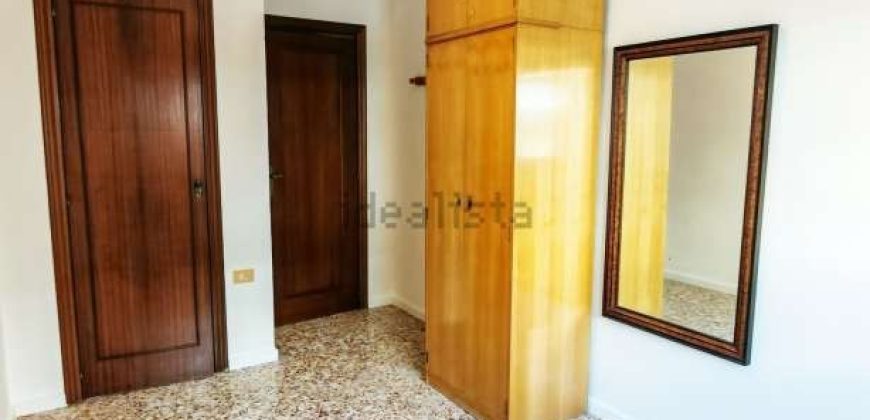 Amplio piso de aproximadamente 90 m², ubicado en la 3ª planta el edificio dispone de ascensor