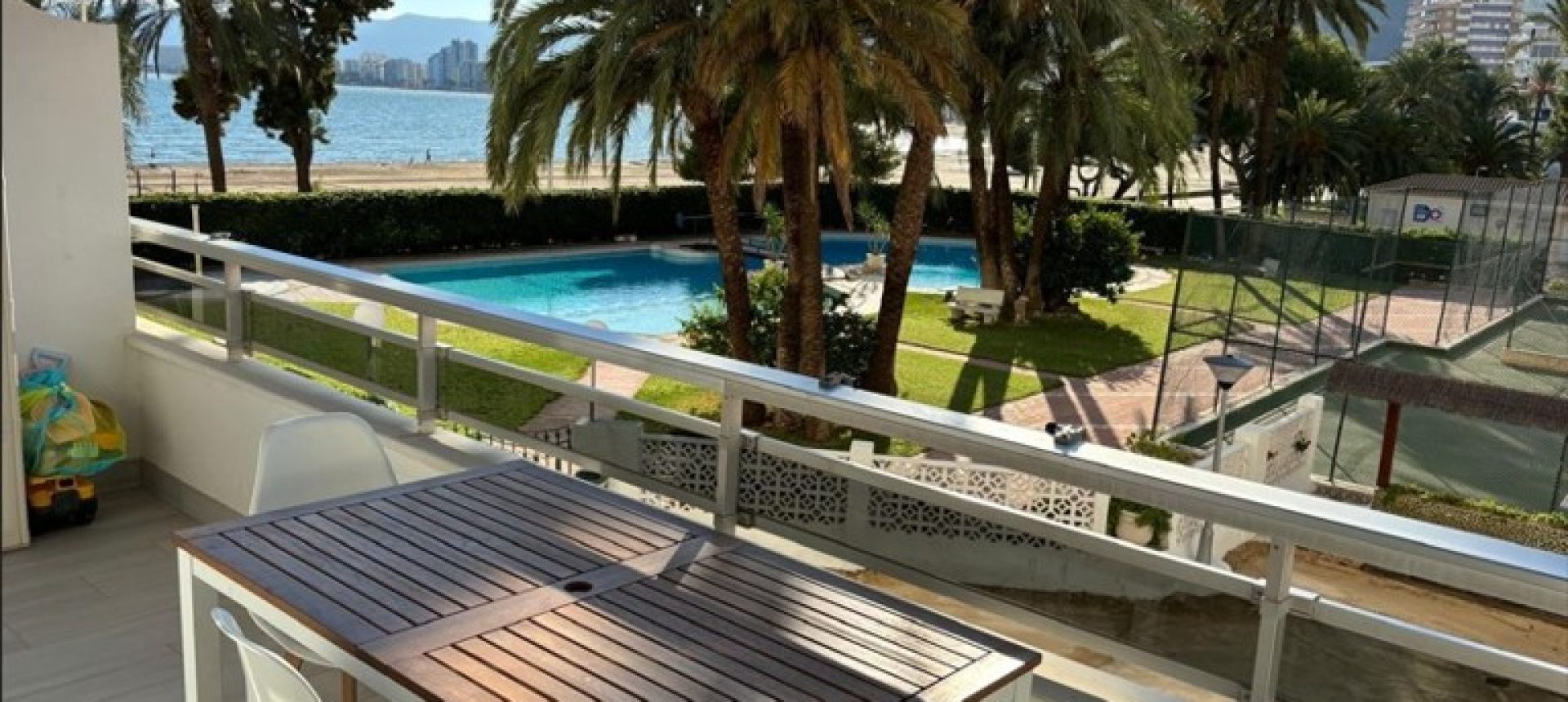 Fabuloso apartamento de 70 m² totalmente reformado y amueblado, situado en primera línea de playa en el corazón de El Racó, Cullera
