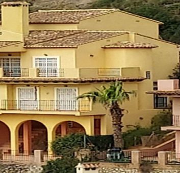 Magnifica casa de 250 m2 construidos sobre una parcela de 400 m2 en la prestigiosa Urbanización Cap Blanc en Cullera