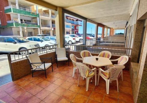 Casa unifamiliar de dos plantas. 160m cuadrados, 4 habitaciones dobles, 2 baños completos, 1 aseo y 3 amplias terrazas