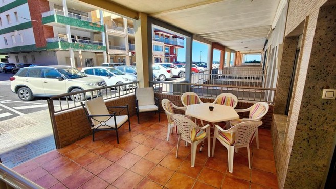 Casa unifamiliar de dos plantas. 160m cuadrados, 4 habitaciones dobles, 2 baños completos, 1 aseo y 3 amplias terrazas