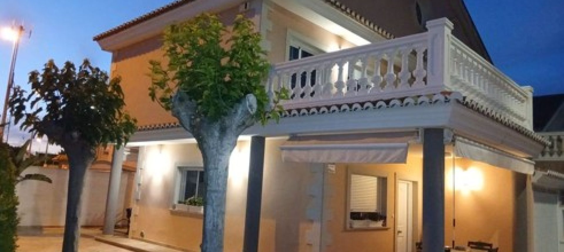 Chalet pareado esquinero en segunda linea de playa, a tan solo unos pasos del mar