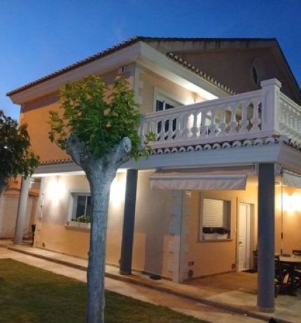 Chalet pareado esquinero en segunda linea de playa, a tan solo unos pasos del mar