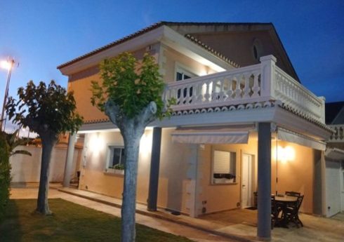 Chalet pareado esquinero en segunda linea de playa, a tan solo unos pasos del mar