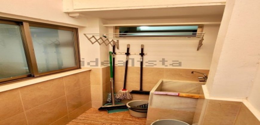 Casa unifamiliar de dos plantas. 160m cuadrados, 4 habitaciones dobles, 2 baños completos, 1 aseo y 3 amplias terrazas