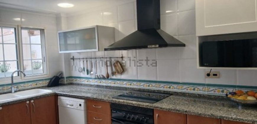 Chalet pareado esquinero en segunda linea de playa, a tan solo unos pasos del mar