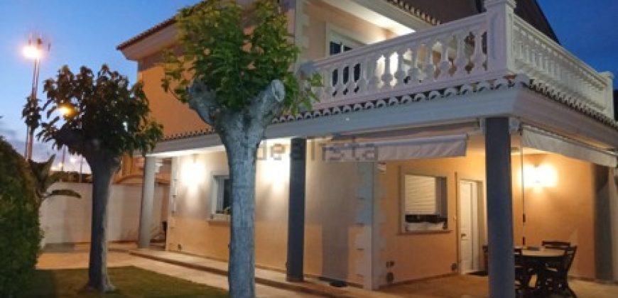 Chalet pareado esquinero en segunda linea de playa, a tan solo unos pasos del mar