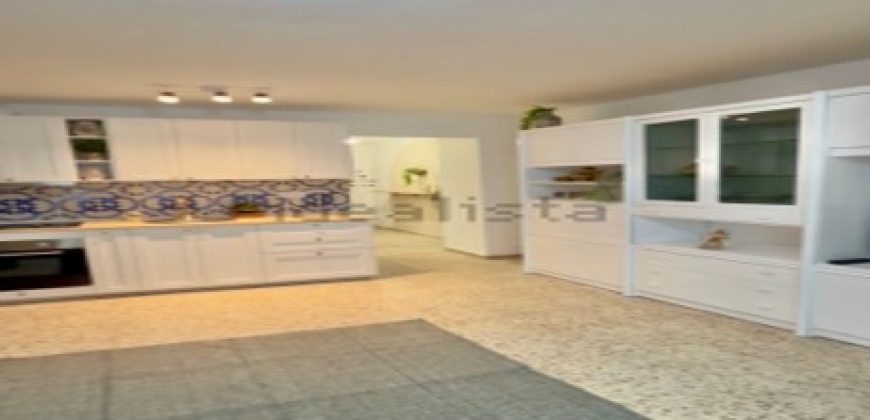 Maravilloso apartamento en la playa de Sant Antoni, situado en una 1ª planta, el edificio dispone de ascensor