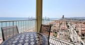 Descubre este espectacular piso en primera línea de playa, ubicado en la novena planta de una urbanización moderna con todos los servicios.