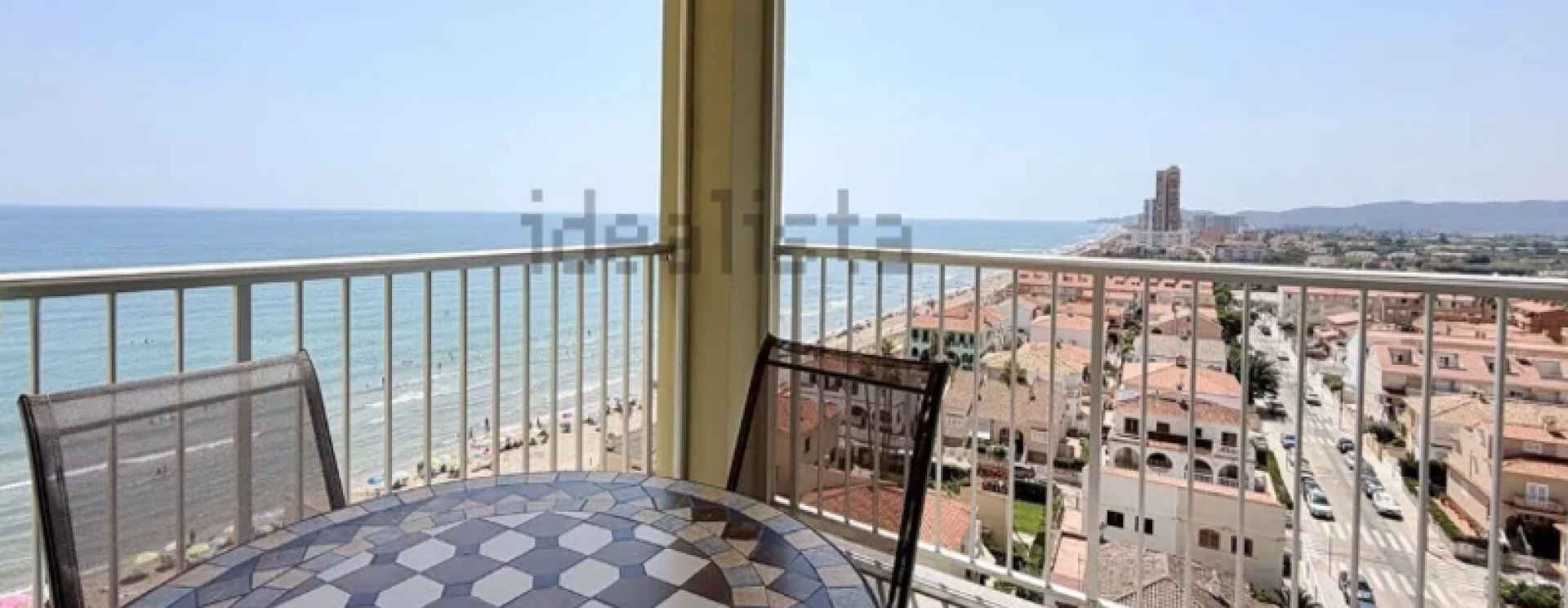 Descubre este espectacular piso en primera línea de playa, ubicado en la novena planta de una urbanización moderna con todos los servicios.