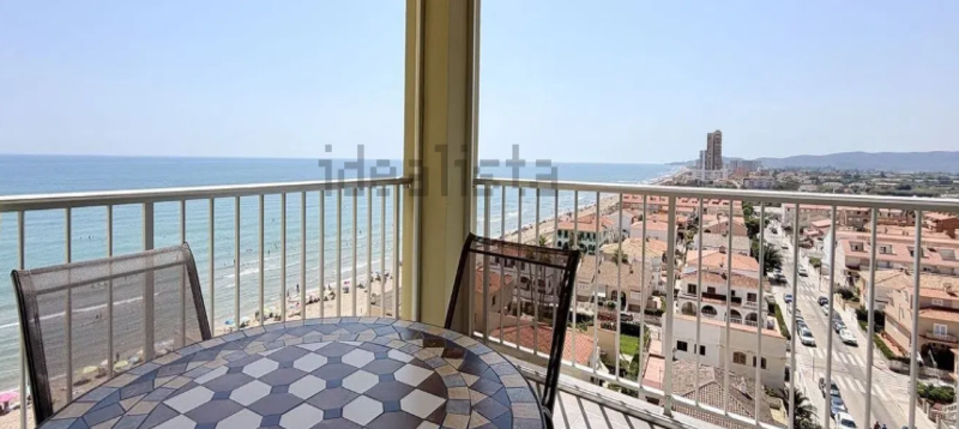 Descubre este espectacular piso en primera línea de playa, ubicado en la novena planta de una urbanización moderna con todos los servicios.