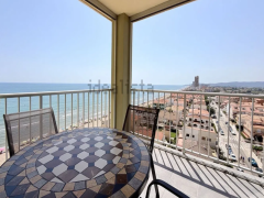 Descubre este espectacular piso en primera línea de playa, ubicado en la novena planta de una urbanización moderna con todos los servicios.
