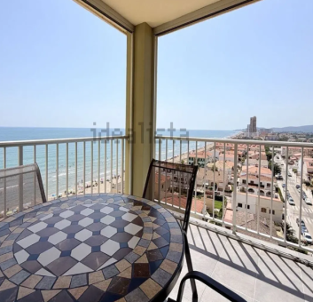 Descubre este espectacular piso en primera línea de playa, ubicado en la novena planta de una urbanización moderna con todos los servicios.