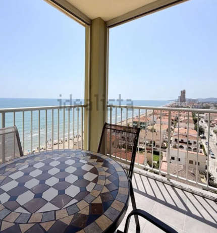 Descubre este espectacular piso en primera línea de playa, ubicado en la novena planta de una urbanización moderna con todos los servicios.