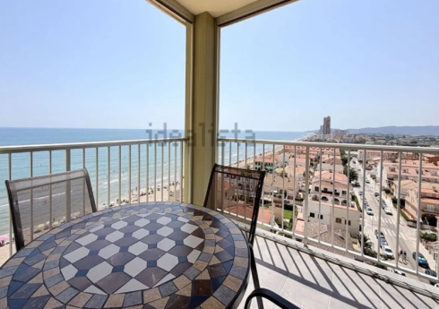 Descubre este espectacular piso en primera línea de playa, ubicado en la novena planta de una urbanización moderna con todos los servicios.