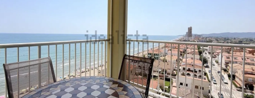 Descubre este espectacular piso en primera línea de playa, ubicado en la novena planta de una urbanización moderna con todos los servicios.