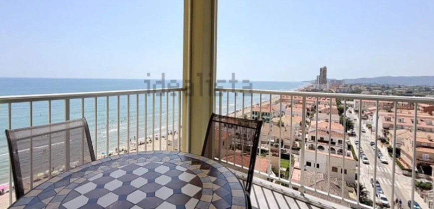 Descubre este espectacular piso en primera línea de playa, ubicado en la novena planta de una urbanización moderna con todos los servicios.