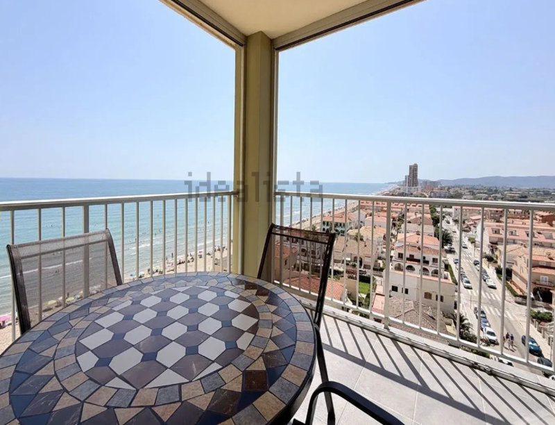 Descubre este espectacular piso en primera línea de playa, ubicado en la novena planta de una urbanización moderna con todos los servicios.