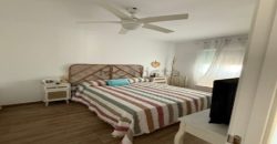 Descubre este espectacular piso en primera línea de playa, ubicado en la novena planta de una urbanización moderna con todos los servicios.