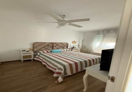 Descubre este espectacular piso en primera línea de playa, ubicado en la novena planta de una urbanización moderna con todos los servicios.