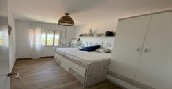 Descubre este espectacular piso en primera línea de playa, ubicado en la novena planta de una urbanización moderna con todos los servicios.