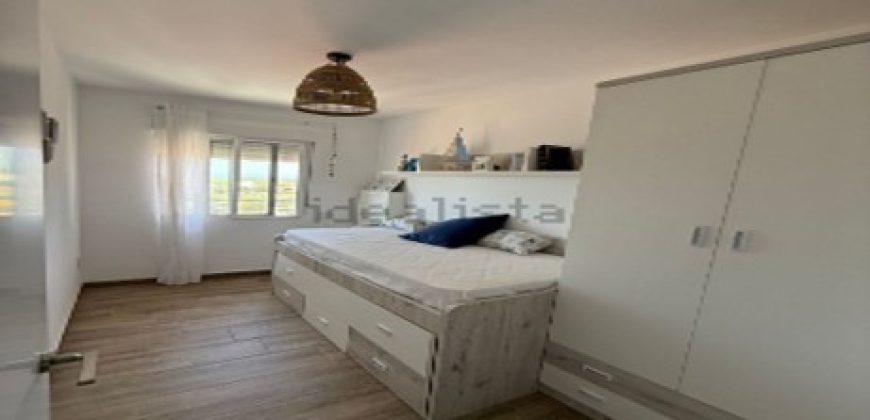 Descubre este espectacular piso en primera línea de playa, ubicado en la novena planta de una urbanización moderna con todos los servicios.