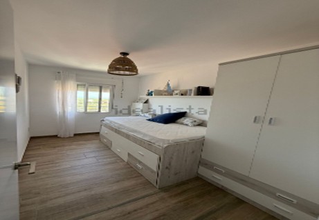 Descubre este espectacular piso en primera línea de playa, ubicado en la novena planta de una urbanización moderna con todos los servicios.