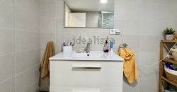 Descubre este espectacular piso en primera línea de playa, ubicado en la novena planta de una urbanización moderna con todos los servicios.