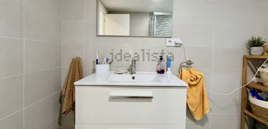 Descubre este espectacular piso en primera línea de playa, ubicado en la novena planta de una urbanización moderna con todos los servicios.