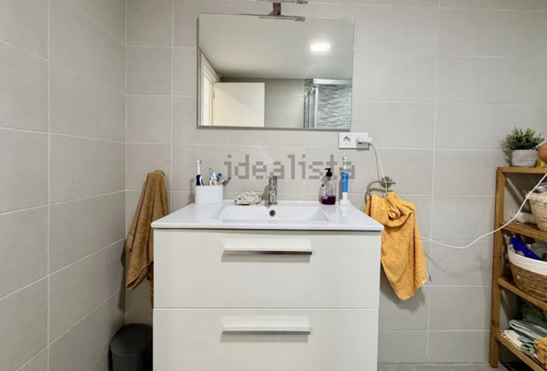 Descubre este espectacular piso en primera línea de playa, ubicado en la novena planta de una urbanización moderna con todos los servicios.