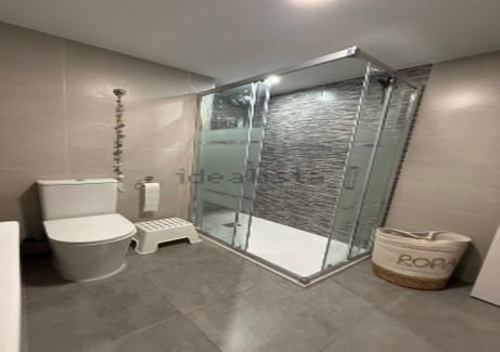 Descubre este espectacular piso en primera línea de playa, ubicado en la novena planta de una urbanización moderna con todos los servicios.
