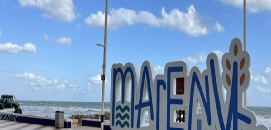 Descubre este espectacular piso en primera línea de playa, ubicado en la novena planta de una urbanización moderna con todos los servicios.