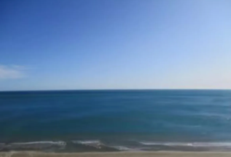 Descubre este espectacular piso en primera línea de playa, ubicado en la novena planta de una urbanización moderna con todos los servicios.