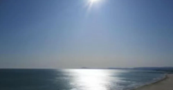 Descubre este espectacular piso en primera línea de playa, ubicado en la novena planta de una urbanización moderna con todos los servicios.