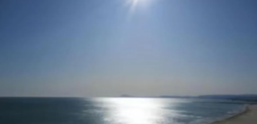 Descubre este espectacular piso en primera línea de playa, ubicado en la novena planta de una urbanización moderna con todos los servicios.