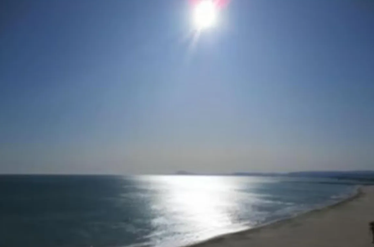 Descubre este espectacular piso en primera línea de playa, ubicado en la novena planta de una urbanización moderna con todos los servicios.