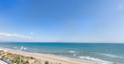 Descubre este espectacular piso en primera línea de playa, ubicado en la novena planta de una urbanización moderna con todos los servicios.