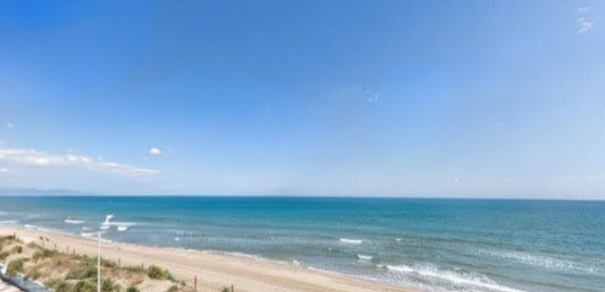 Descubre este espectacular piso en primera línea de playa, ubicado en la novena planta de una urbanización moderna con todos los servicios.