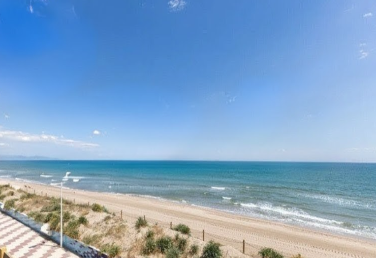 Descubre este espectacular piso en primera línea de playa, ubicado en la novena planta de una urbanización moderna con todos los servicios.