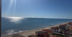 Descubre este espectacular piso en primera línea de playa, ubicado en la novena planta de una urbanización moderna con todos los servicios.