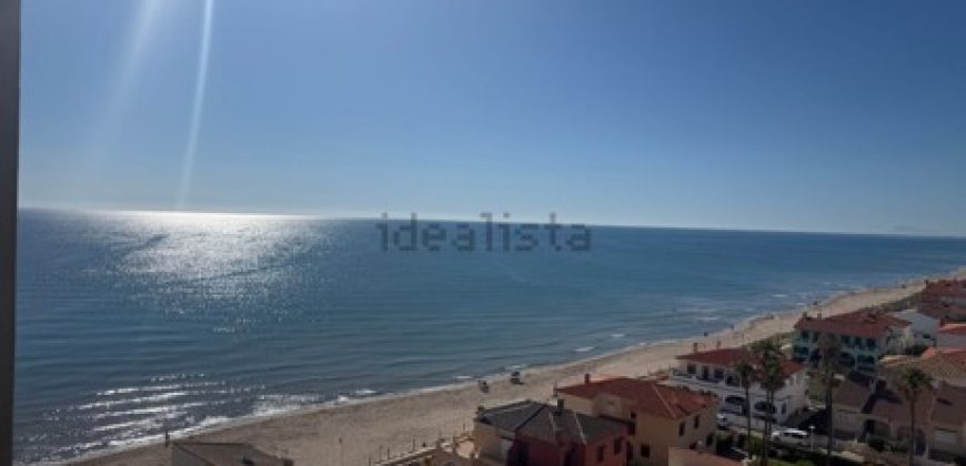 Descubre este espectacular piso en primera línea de playa, ubicado en la novena planta de una urbanización moderna con todos los servicios.