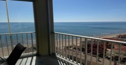 Descubre este espectacular piso en primera línea de playa, ubicado en la novena planta de una urbanización moderna con todos los servicios.